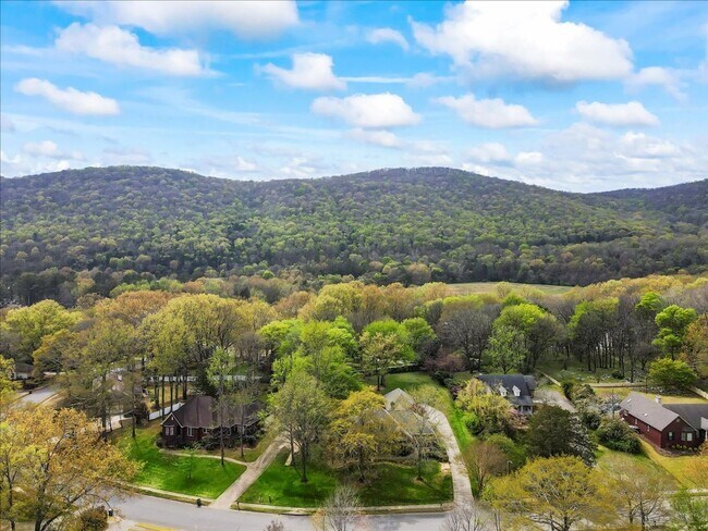Building Photo - Stunning 3 bed 2.5 bath home in Cove Creek subdivision!