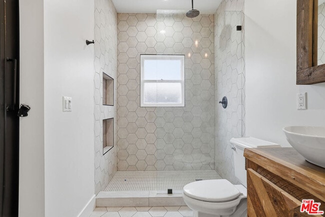 Building Photo - 5226 Rockland Ave