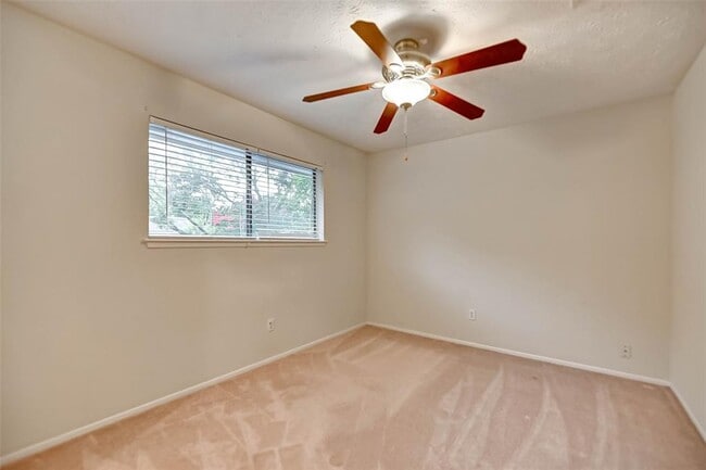 Building Photo - 2714 Green Fields Dr