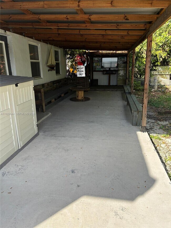 Building Photo - 705 E 9th Ct