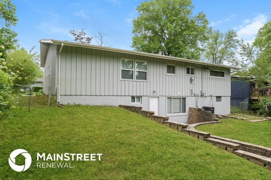 Building Photo - 6852 N Montrose Ave