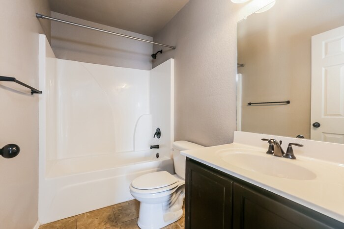 Building Photo - 1320 Canna Ct
