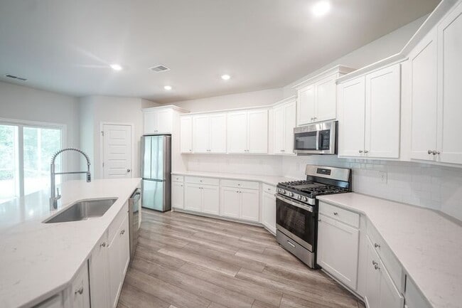 Building Photo - 225 Lillian St