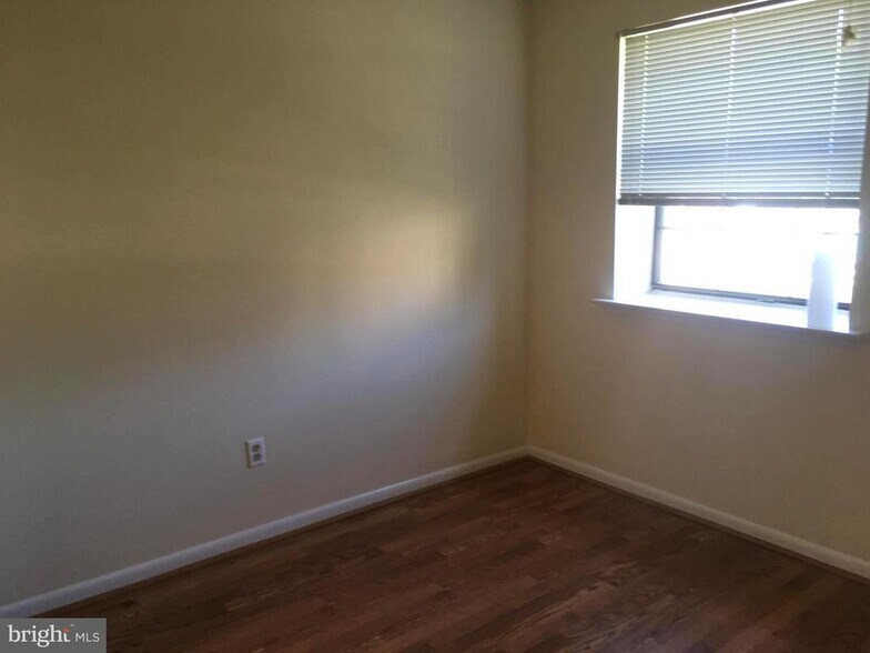 Building Photo - 2410 Pond View Dr