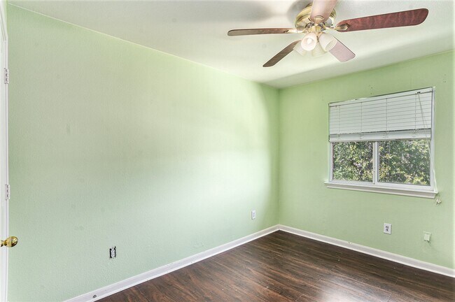 Building Photo - 2635 Lakehills St