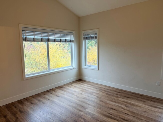 Building Photo - 4 bed/3.5 Bath Townhouse in Richmond Neigh...