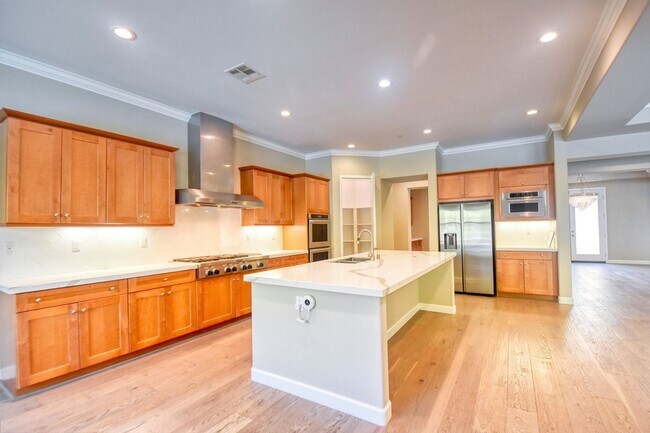 Building Photo - 5 Bedroom Resort-Style Estate with Pool, S...