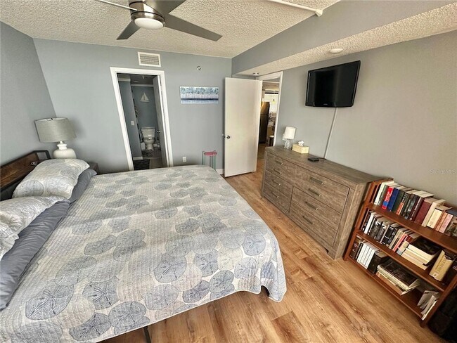 Building Photo - 6009 Sea Ranch Dr