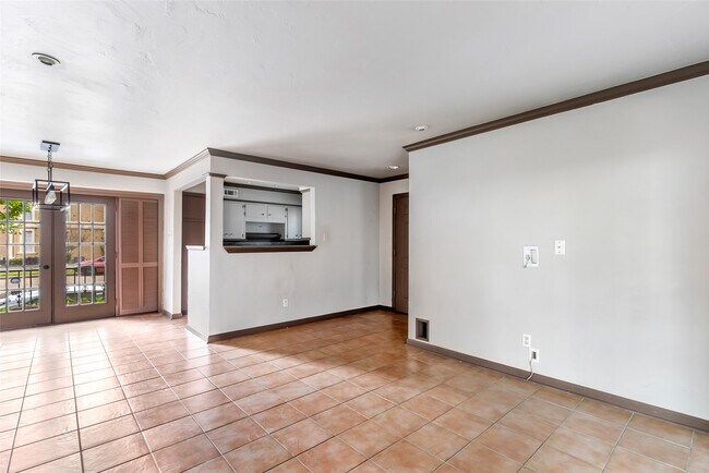 Building Photo - 2744 Briarhurst Dr