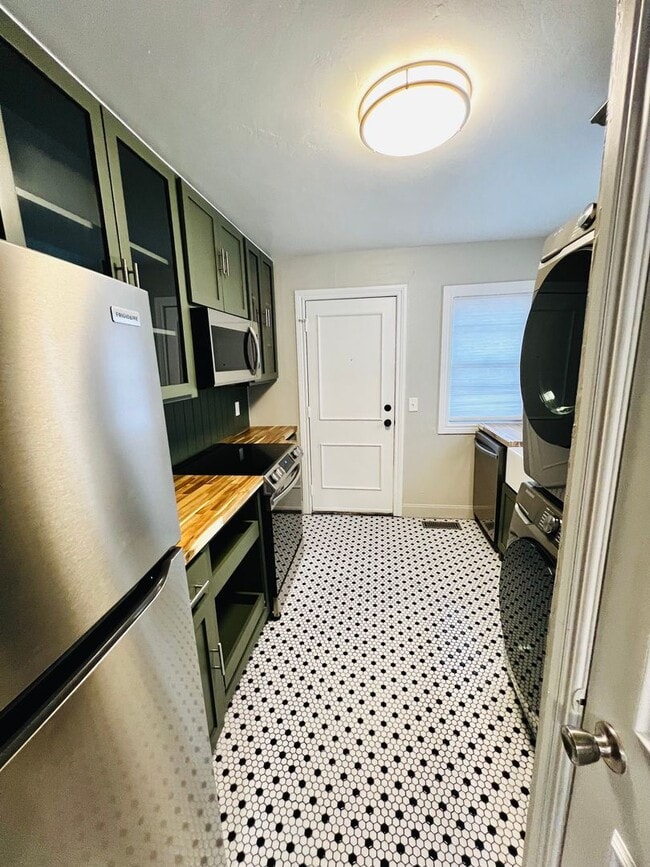 Building Photo - MOVE-IN SPECIAL: Beautifully Updated 1BD 1...