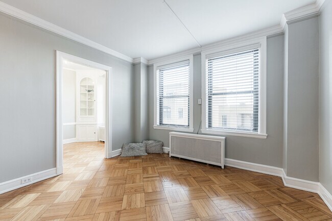 Building Photo - 2000 N Lincoln Park W