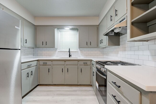 Building Photo - RECENTLY REMODELED!! 1 Bed 1 Bath 1 Mile West of OU Campus