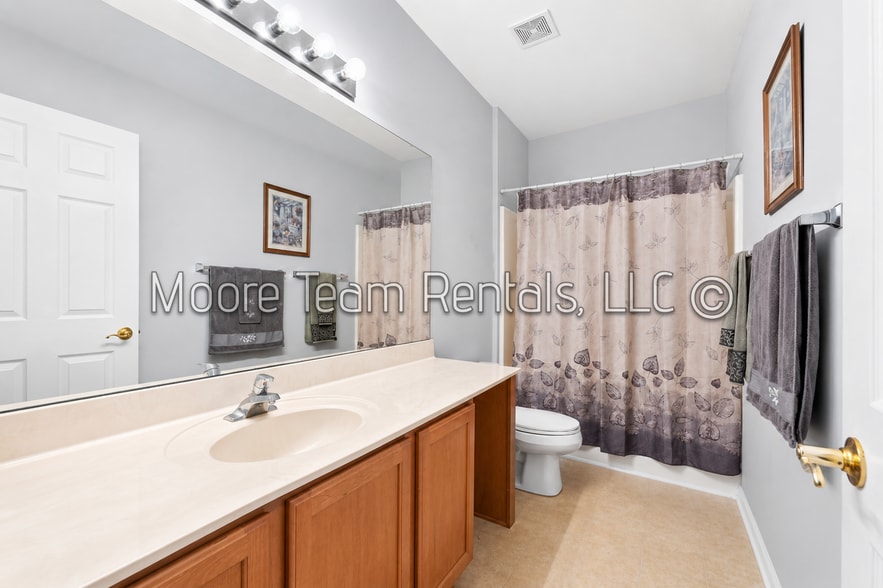 Building Photo - 250 Highland Golf Dr