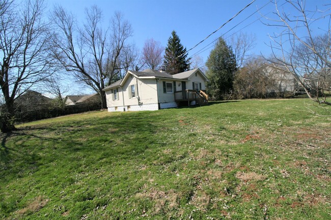 Building Photo - Henry Clay Area With Large Fenced Yard 250321