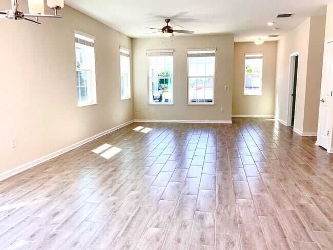 Building Photo - Incredible 5 Bedroom, 3 Bath Town home wit...