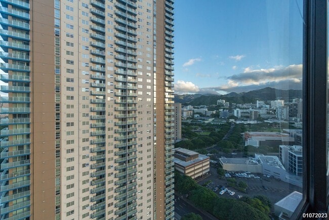 Building Photo - 1BR/1BA/1 parking in Royal Capitol Plaza.