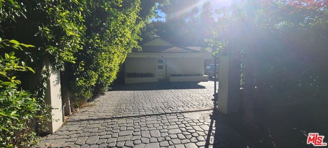 Building Photo - 1258-1258 Coldwater Canyon Dr