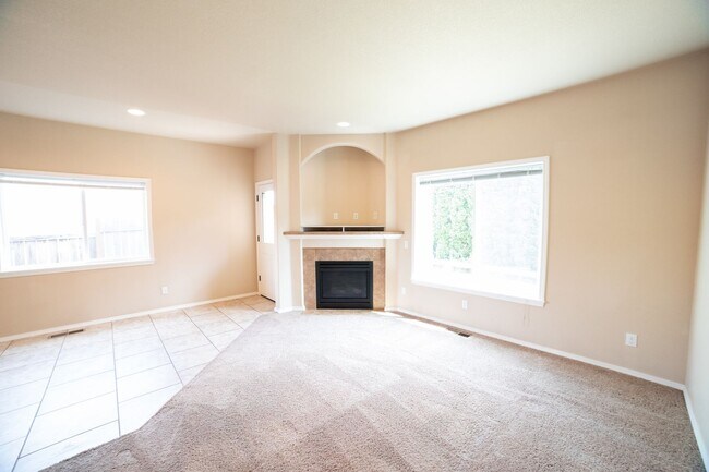 Building Photo - Newer Construction Townhome in Canby