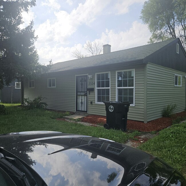 Building Photo - 2524 Central Dr