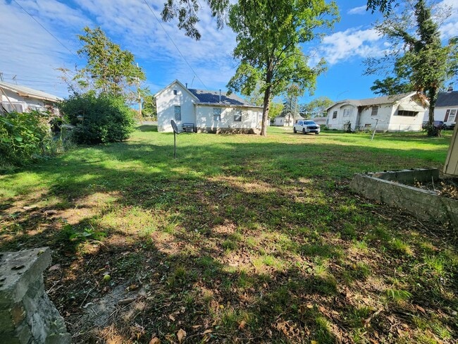 Building Photo - Spacious 3-Bedroom, 1-Bathroom Home AVAILA...