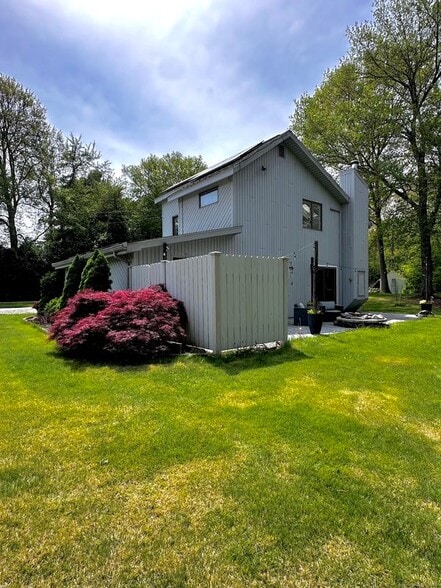 Building Photo - 10 Herster Dr