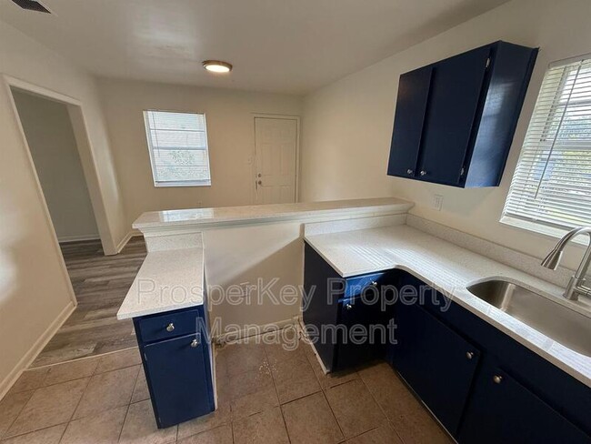 Building Photo - 4009 Ester Dr SW