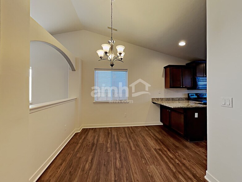 Building Photo - 1215 W Sanetta St