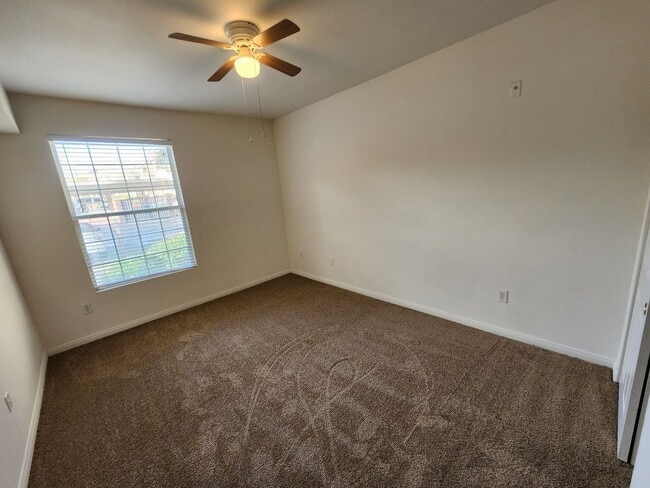 Building Photo - Fantastic, well maintained 2 bedroom condo.