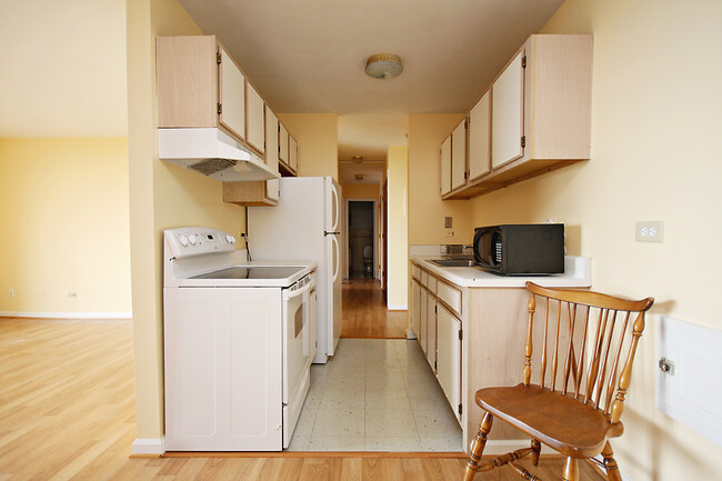 Building Photo - Student-Friendly UVA Apartment (Lease Pend...