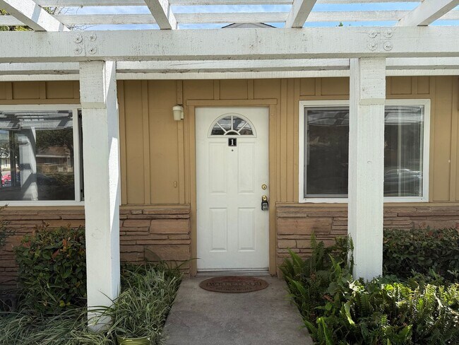 Building Photo - 2112 Chrysler Dr