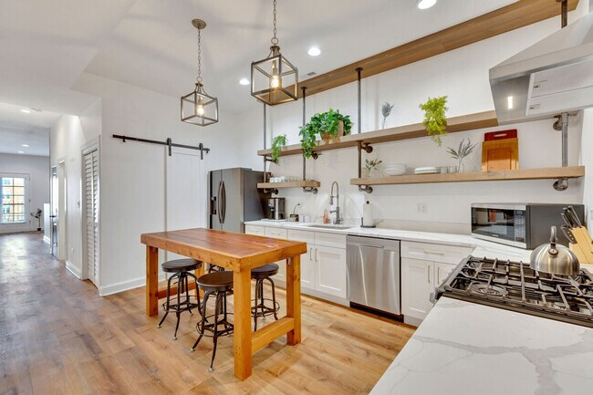 Building Photo - 3448 N Clark St