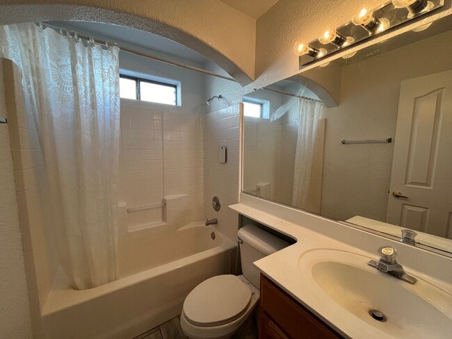 Building Photo - 3 Bedroom Pool Home