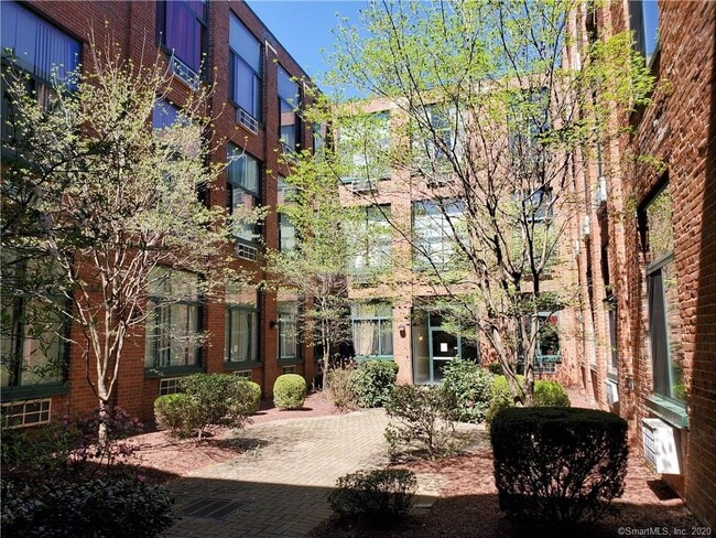 Building Photo - 390 Charles St