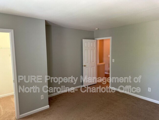 Building Photo - 6033 Queens Walk Ct
