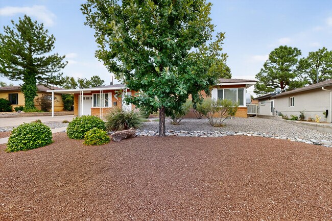 Building Photo - 2020 Hendola Dr NE