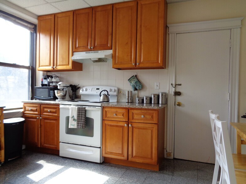 Building Photo - 39 Carlton St