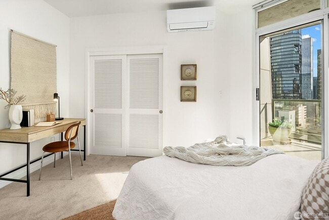 Building Photo - 2Bd/1.75Ba Bellevue Condo