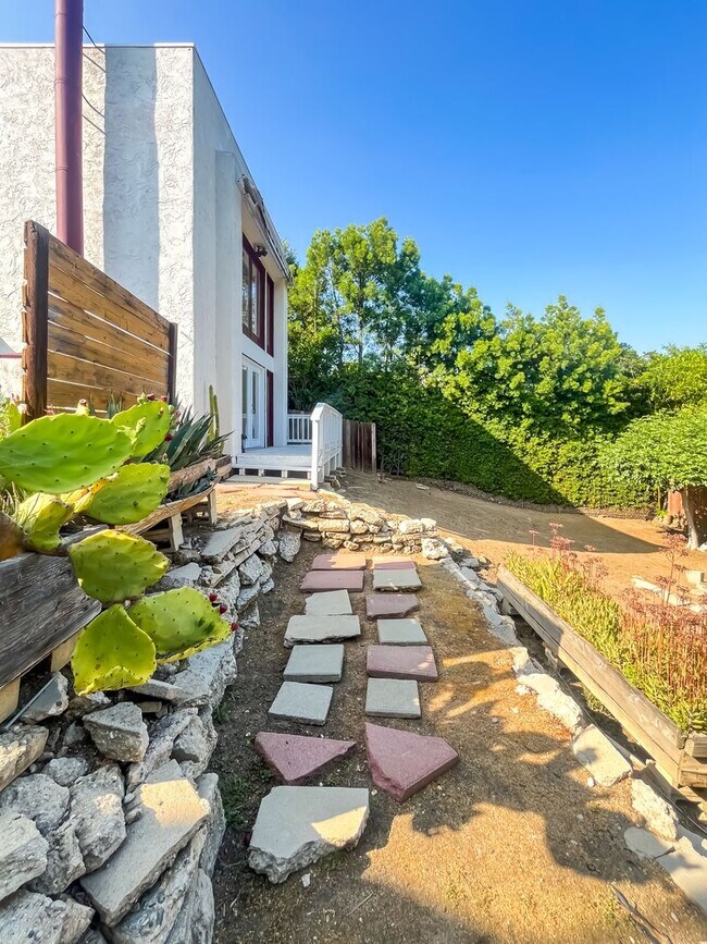 Building Photo - Stunning Light-Flooded Architectural 1BR L...