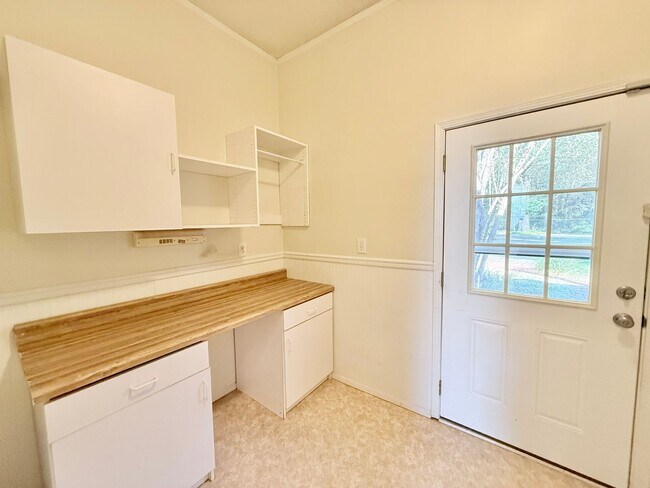 Building Photo - ??Spacious 3-Bedroom Home - Large Lot