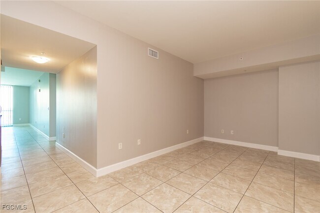 Building Photo - 3000 Oasis Grand Blvd