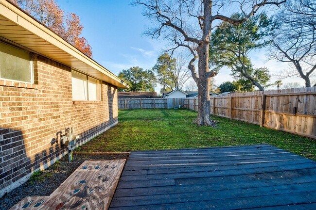 Building Photo - 6331 Oaknut Dr