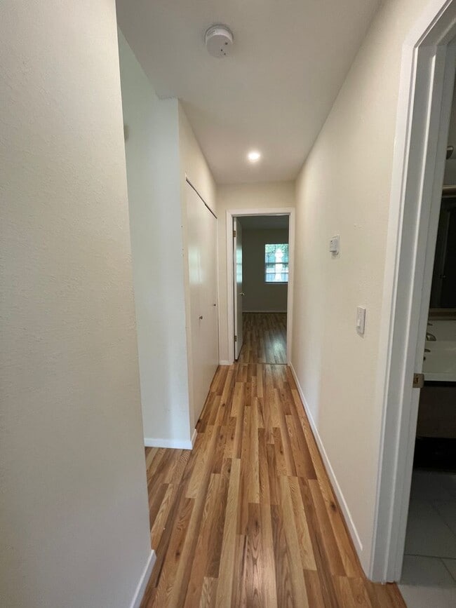 Building Photo - Beautiful Unit in Gated Community!