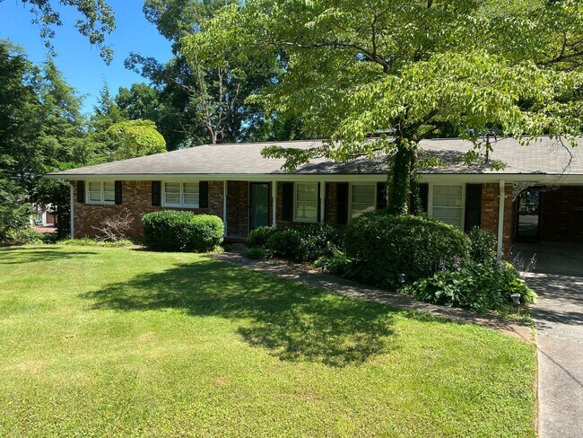 Primary Photo - Renovated Brick Ranch in Oak Grove School District - Convenient to Emory & CDC