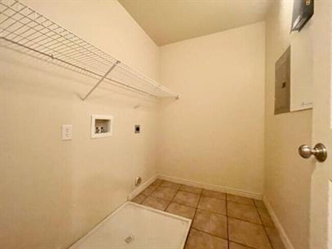 Building Photo - Hidden Valley Townhome!