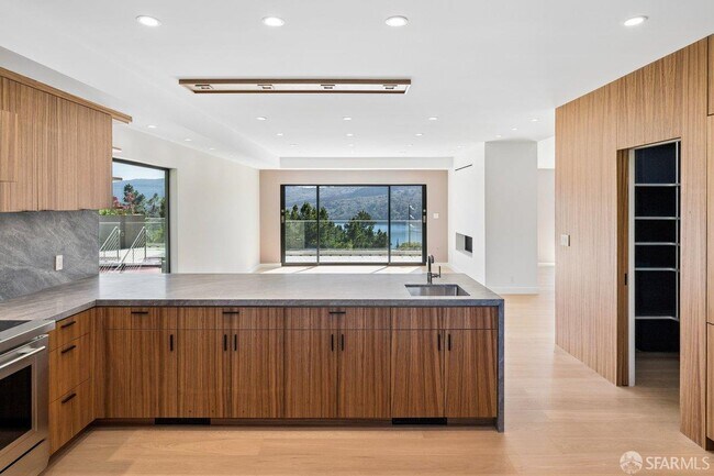 Building Photo - 1435 Lakeview Dr