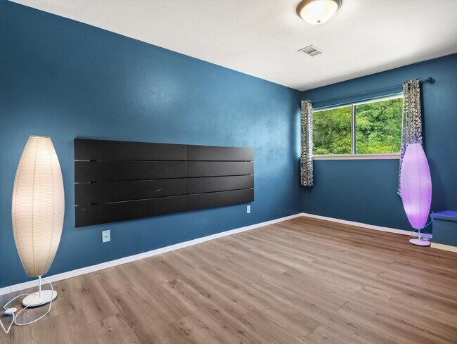 Building Photo - 428 East Bluff