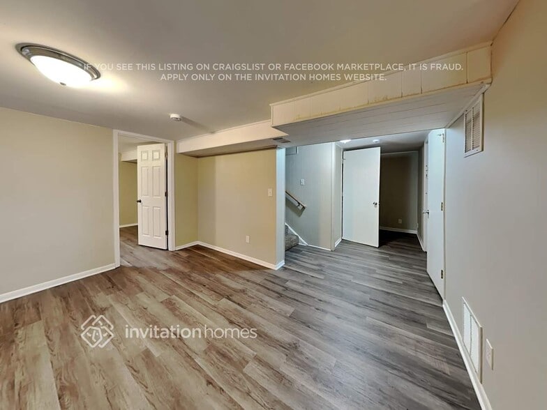 Building Photo - 3612 Commodore Dr