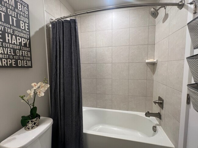 Building Photo - 214 S Newkirk St