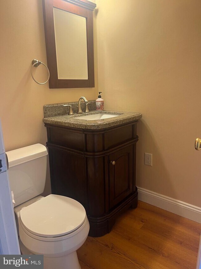 Building Photo - 102 Hillside Cir