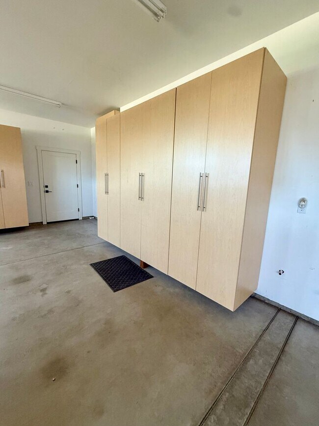 Building Photo - Welcome to this stunning 5-bedroom, 3.5-ba...